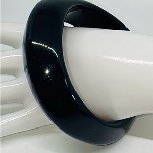 Black bangle with organic curves. Vintage. Size 8